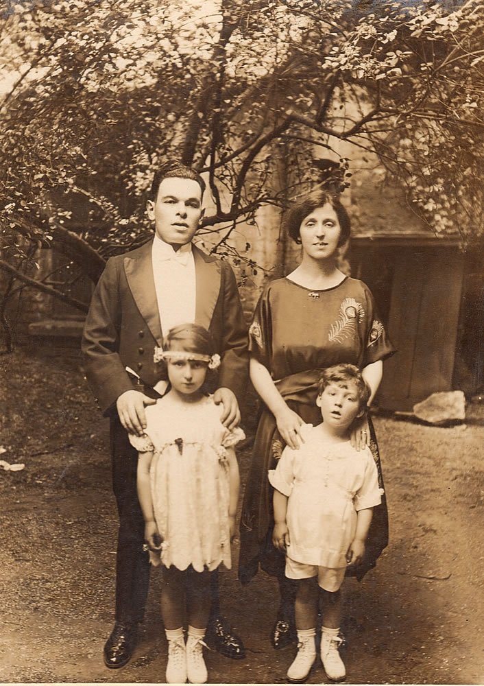 lorrefamilyatbessieswedding1921.jpg